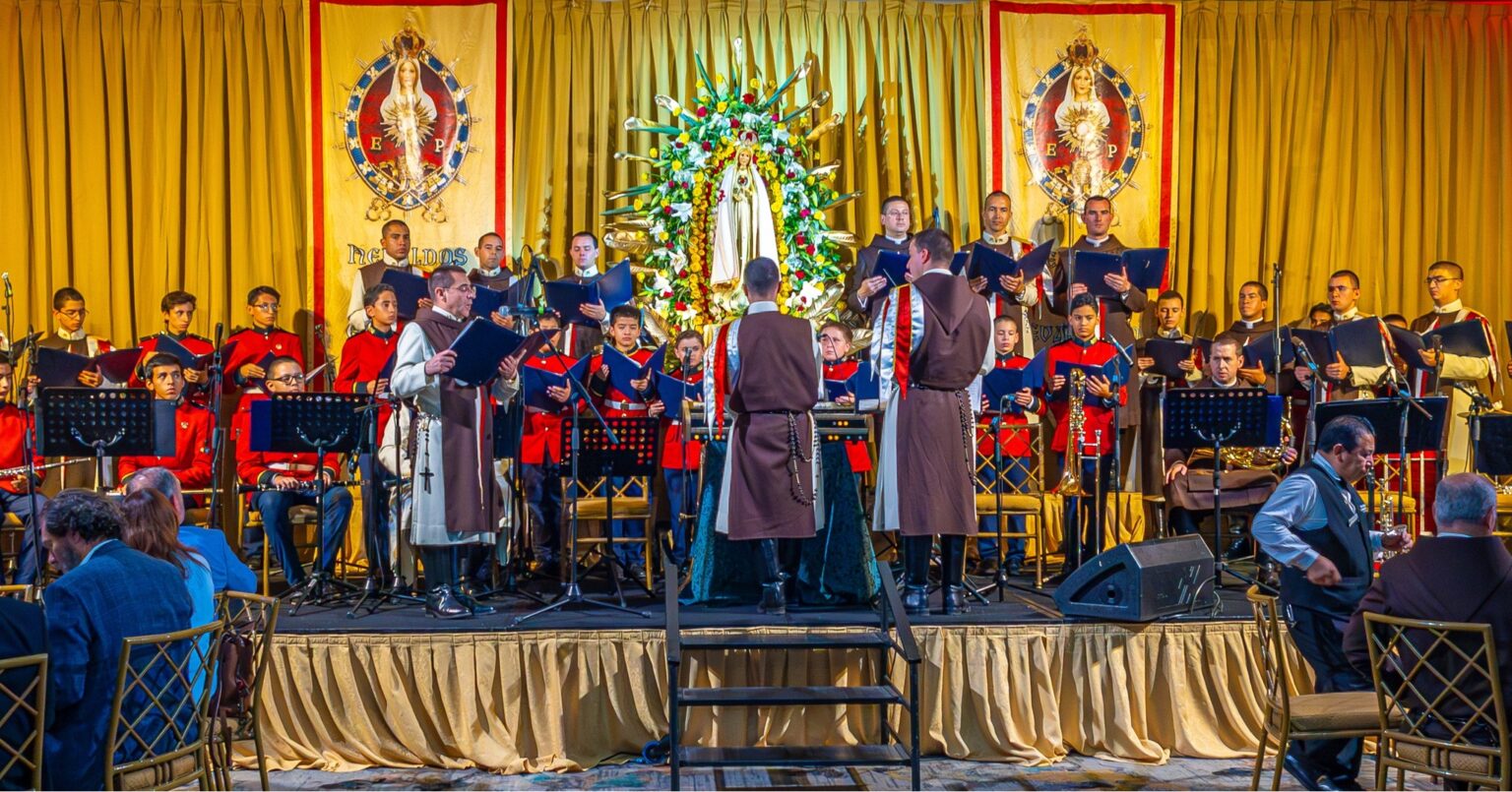 Concierto coral durante la Cena con María, con músicos y cantantes interpretando música sacra.
